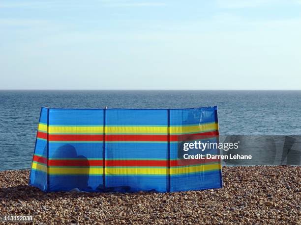 beach windbreak, brighton - windschutz stock-fotos und bilder