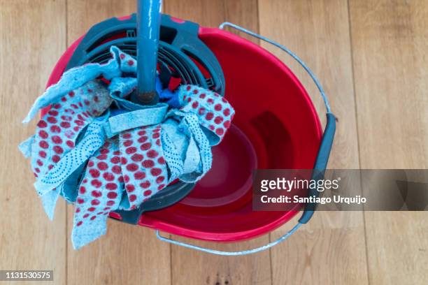 close-up of mop and cleaning bucket - aljofifa fotografías e imágenes de stock