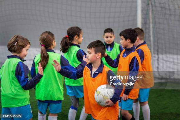 kid's soccer opleiding - dove stockfoto's en -beelden