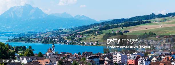 vista de la ciudad de kussnacht en el lago de lucerna, schwyz, nidwalden, suiza - schwyz fotografías e imágenes de stock