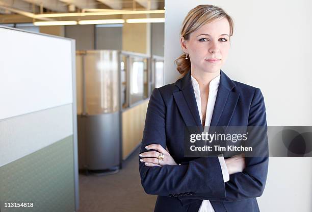 woman in office with arms crossed, portrait - teimoso - fotografias e filmes do acervo