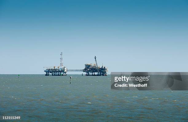 offshore oil rig - golf van mexico stockfoto's en -beelden