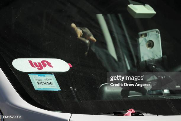 Autocollants D'emblème Lyft Et Uber Sous Pare-brise Automobile. Billet De  Stationnement Sous Essuie-glace Photo éditorial - Image du violation,  californie: 175132986