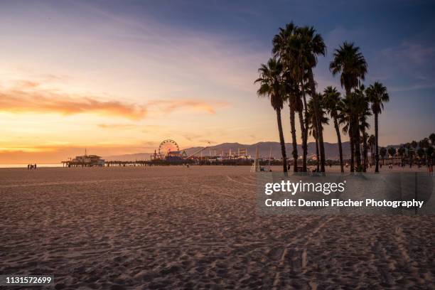 california sunset at the beach - playa de santa mónica fotografías e imágenes de stock