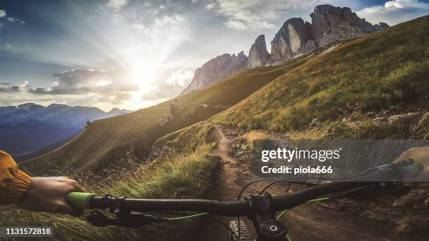 punto de vista de la bicicleta de montaña pov en dolomites - manillar fotografías e imágenes de stock