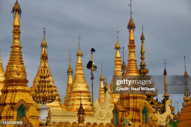 shwedagon paya, yangon, myanmar - shwedagon pagoda stock pictures, royalty-free photos & images