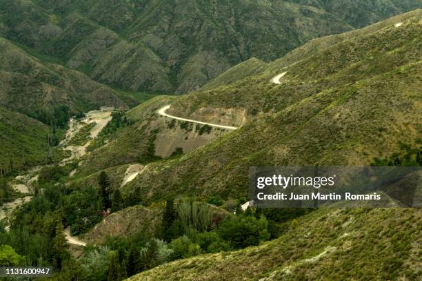 a road over the mountains - paisaje escénico stock-fotos und bilder