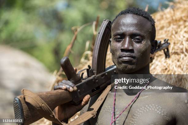 äthiopien: mursi mann - mursi tribe stock-fotos und bilder
