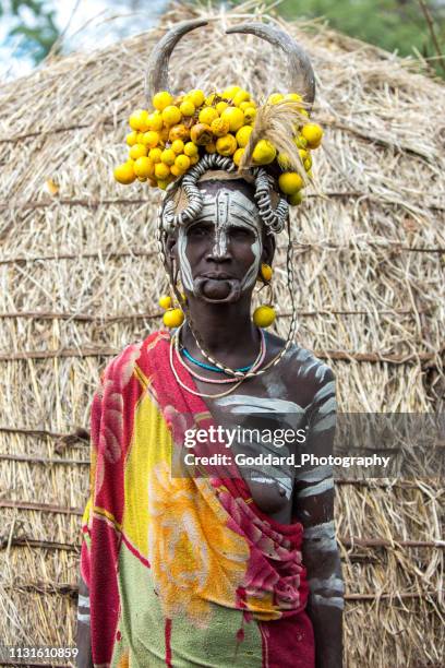 etiopía: mursi woman - tribu mursi fotografías e imágenes de stock