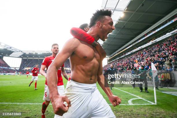 Karim Onisiwo of Mainz celebrates his team's third goal during the Bundesliga match between 1. FSV Mainz 05 and FC Schalke 04 at Opel Arena on...