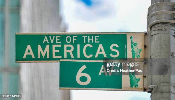 street sign in new york city for avenue of the americas and 6th avenue - sixth avenue stockfoto's en -beelden