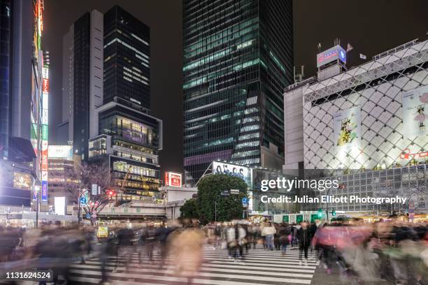 the famous shibuya crossing in central tokyo, japan. - shibuya station foto e immagini stock