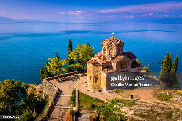 church of saint john the theologian at kaneo, overlooking ohrid lake, macedonia. - lake ohrid stockfoto's en -beelden