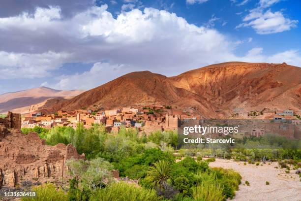 marruecos-fértil valle del río, kasbah, y la ciudad - montañas atlas fotografías e imágenes de stock