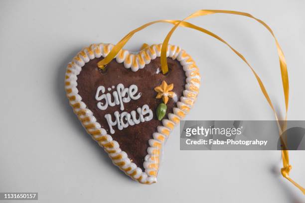 gingerbread heart - speisen und getränke stock pictures, royalty-free photos & images