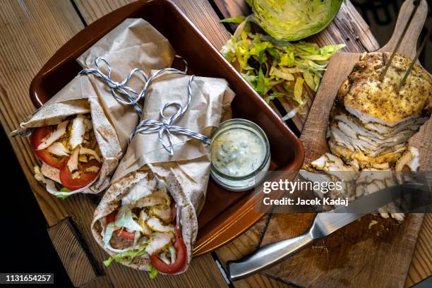 doner kebabs with chicken - table top view - fotografias e filmes do acervo