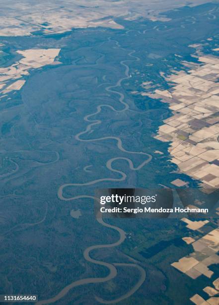 an aerial view of the winding mississippi river in mississippi, united states - mississippi river stock pictures, royalty-free photos & images