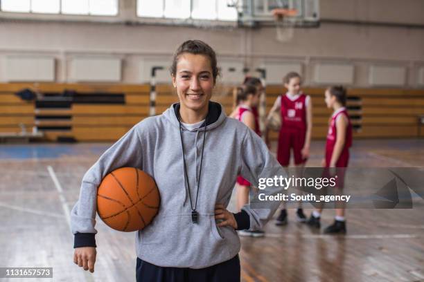 vrouwelijke coach met team - basketball coach stockfoto's en -beelden