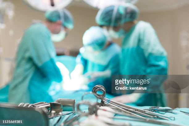medizinisches team, das chirurgische operationen durchführt - sutura stock-fotos und bilder