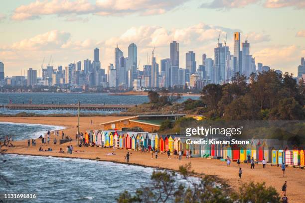 melbourne skyline from the bay - victoria australia photos et images de collection
