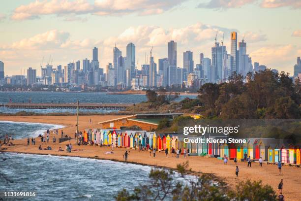 melbourne skyline from the bay - melbourne australië stockfoto's en -beelden