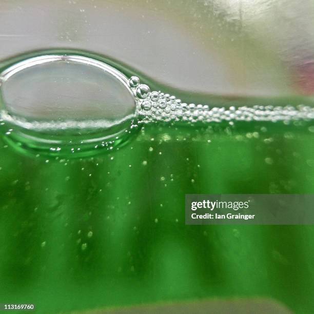detergent bubbles - liquide vaisselle photos et images de collection