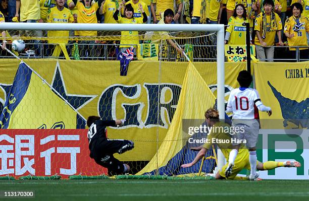 Tor Hogne Aaroy of JEF United Ichihara Chiba scores the third goal during J.League Division 2 match between JEF United Ichihara Chiba and FC Tokyo at...