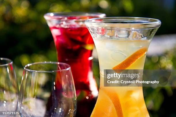 sangria in red and white - sangria stockfoto's en -beelden