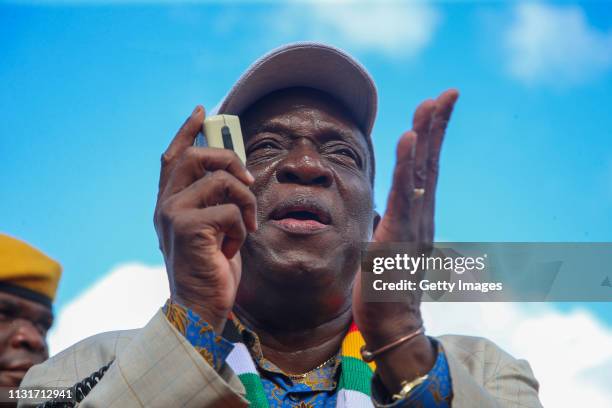 Zimbabwean President Emmerson Mnangagwa addresses a crowd in an area hit days earlier by Cyclone Idai, on March 20, 2019 in Chipinge, Zimbabwe....