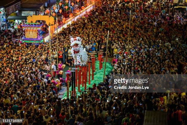 lion dance during jade emperor birthday during chinese new year - birthday dance animal photos et images de collection