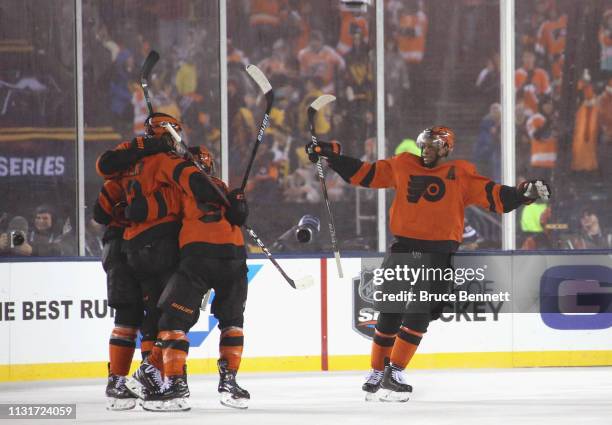 Wayne Simmonds and the Philadelphia Flyers celebrate the game tying goal against the Pittsburgh Penguins during the 2019 Coors Light NHL Stadium...