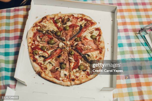 top view pizza on the box - pizzaschachtel stock-fotos und bilder