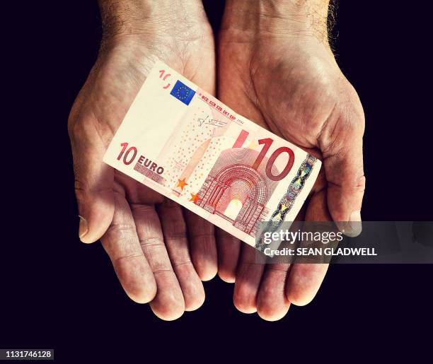 ten euro banknote in hands - billet de 10 euros photos et images de collection