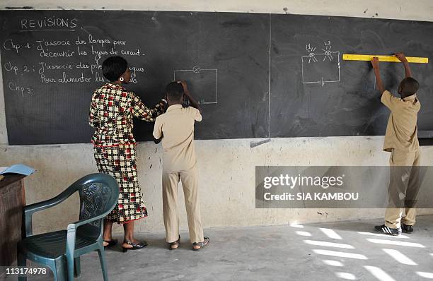 Children attend class on April 26, 2011 in the BAD school in the Koumassi popular neighborhood of Abidjan as the governemnt of Alassane Ouattarasa...