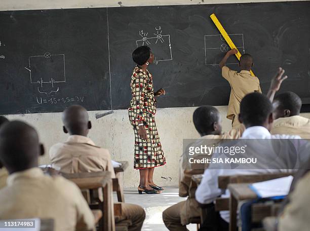 Children attend class on April 26, 2011 in the BAD school in the Koumassi popular neighborhood of Abidjan as the governemnt of Alassane Ouattarasa...