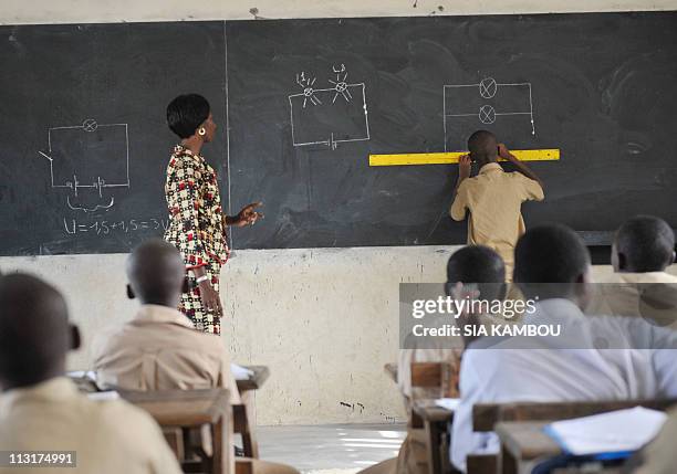 Children attend class on April 26, 2011 in the BAD school in the Koumassi popular neighborhood of Abidjan as the governemnt of Alassane Ouattarasa...