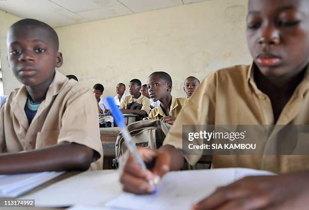Children attend class on April 26, 2011 in the BAD school in the Koumassi popular neighborhood of Abidjan as the governemnt of Alassane Ouattarasa...