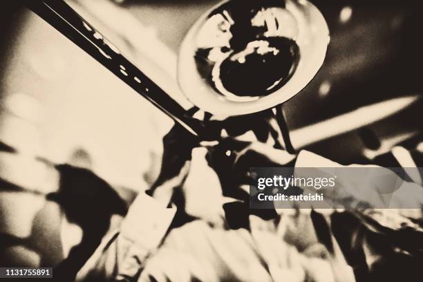 de trombone speler - trompet stockfoto's en -beelden