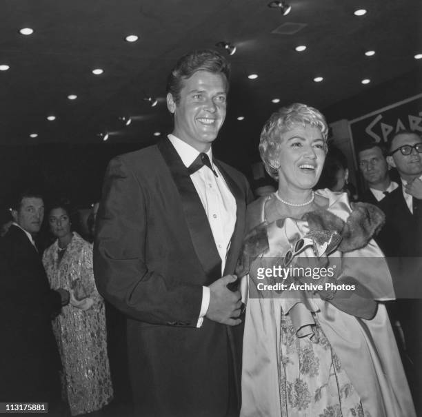 British actor Roger Moore and his wife singer Dorothy Squires at the premiere of Stanley Kubrick's 'Spartacus' in 1960.