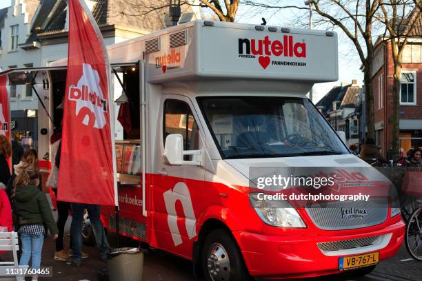 nutella bus waarin men gratis pannekoeken en chocoladepasta kan proberen. - dutch pancakes stockfoto's en -beelden