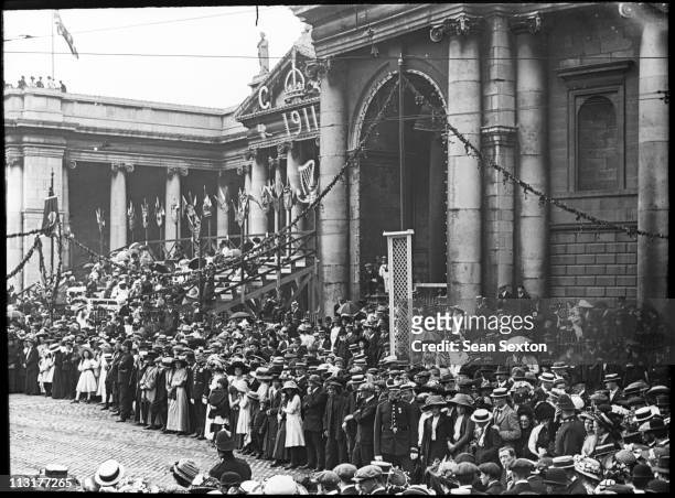 Crowds waiting for the royals outside the Bank of Ireland on College Green, Dublin, during a visit to Ireland by King George V and Queen Mary, July...