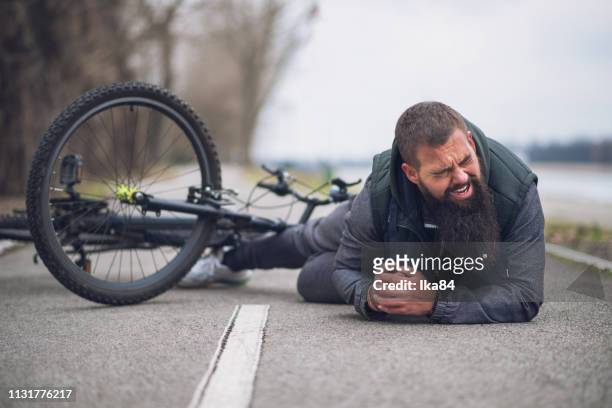 ein mann fiel von einem fahrrad - bike accident stock-fotos und bilder