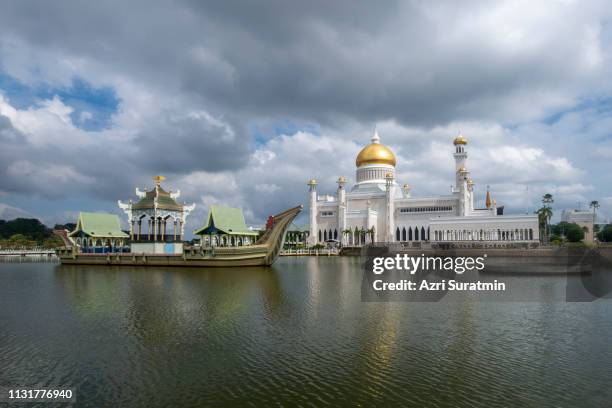 sultan omar ali saifuddien mosque in brunei during cloudy day. considered as one of the most beautiful mosques in the asia pacific. - bandar seri begawan stock pictures, royalty-free photos & images