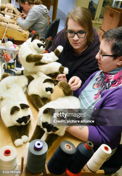 March 2019, Saxony-Anhalt, Bad Kösen: In the Bad Kösener Spielzeug Manufaktur GmbH the garnisher and fountain pen Katrin Dittrich with apprentice for...