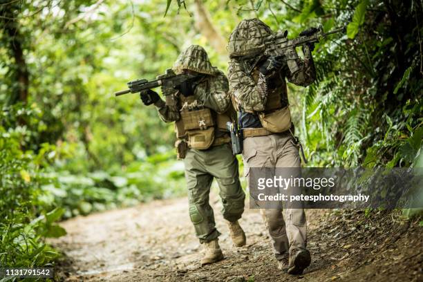 taktische militärs airsoft soldaten im dschungel - airsoft stock-fotos und bilder