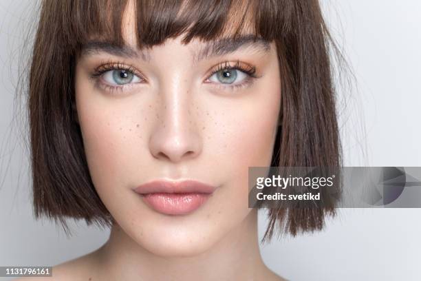schoonheid vrouw portret - faces freckles stockfoto's en -beelden