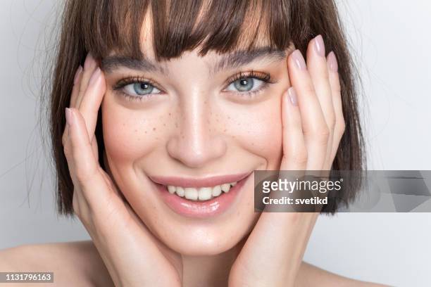 sourire soleil - woman hand face photos et images de collection