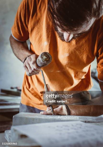 junge mann graviert stein - sculptor stock-fotos und bilder