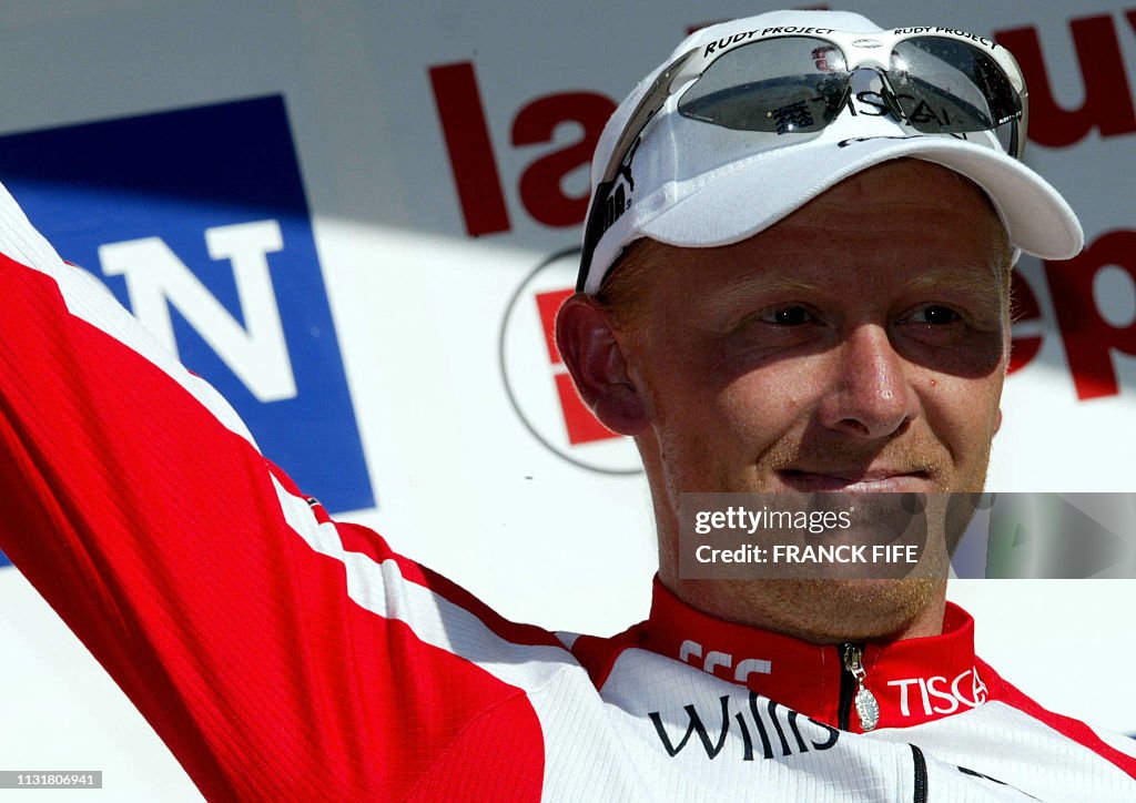 Le danois Jakob Piil pose pour les photographes après sa victoire, le