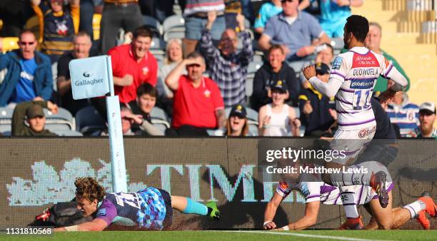 Tom Howe of Worcester Warriors scores a try during the Gallagher Premiership Rugby match between Worcester Warriors and Leicester Tigers at Sixways...